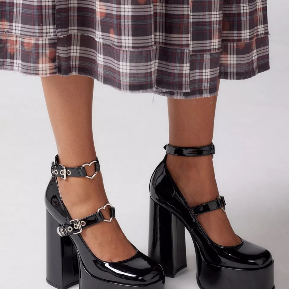 Steve Madden Black Patent Platform Heels